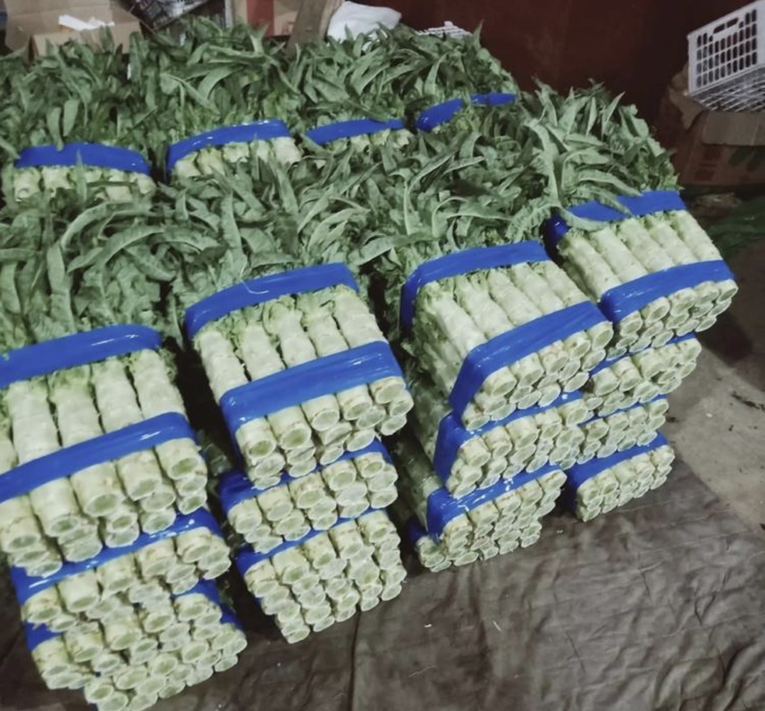 展示超市中莴苣与芦笋并列摆放的货架场景,标注产品标签和价格信息 莴苣与芦笋的市场销售场景