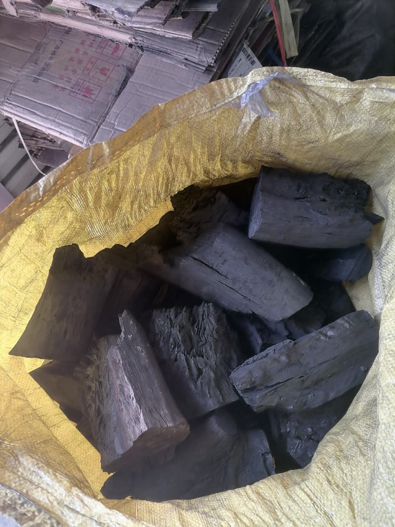 荔枝树木炭，今天又走一车。年关将至！货源紧张啊？来电详谈
