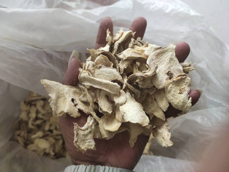 中药材干姜片云南粉质小黄姜颜色鲜亮味道浓郁