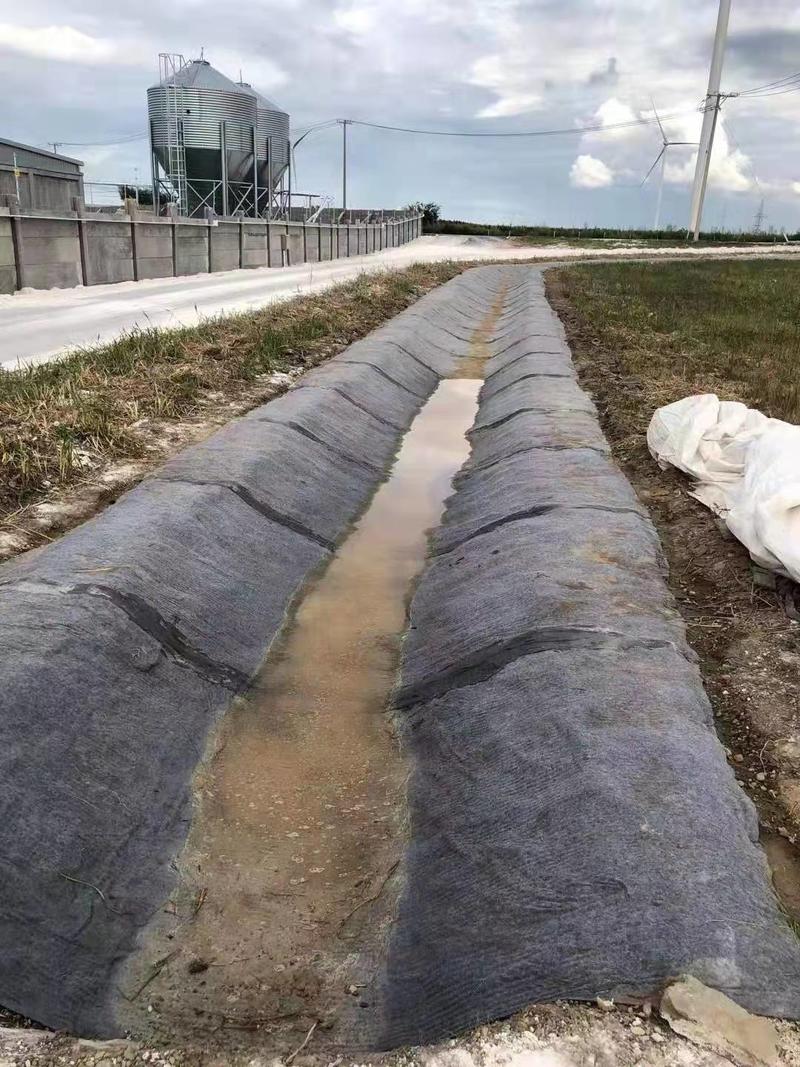 水泥毯，使用于鱼塘护坡，沟渠护坡，公路铁路护坡等