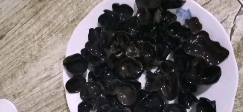 《热卖中》九月采摘的秋木耳黑厚圆碗肉弹价格美丽可视频