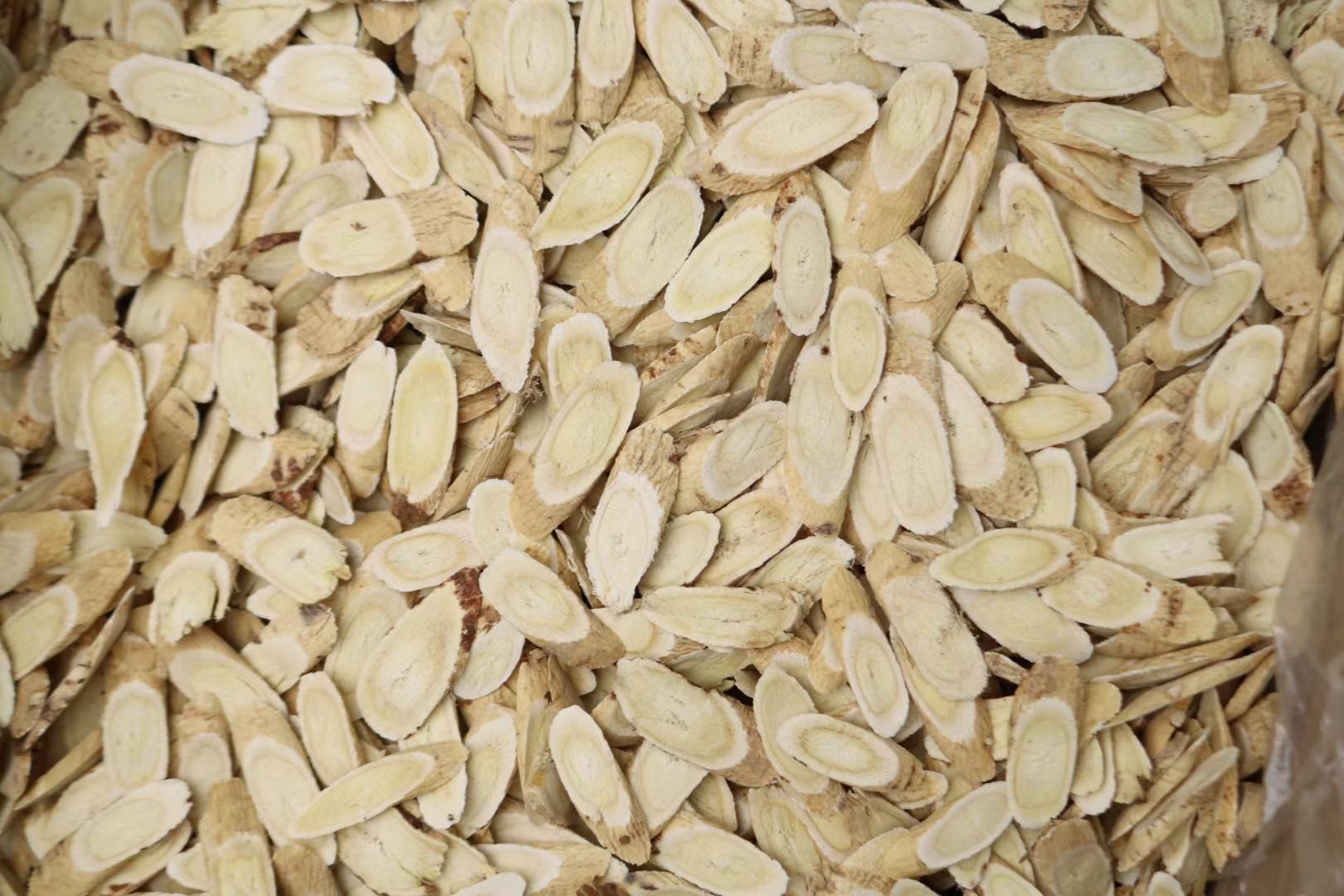 图片说明:新鲜干燥的黄芪与白芍药材并列展示,清晰展现其颜色与形态特征 黄芪白芍药材图