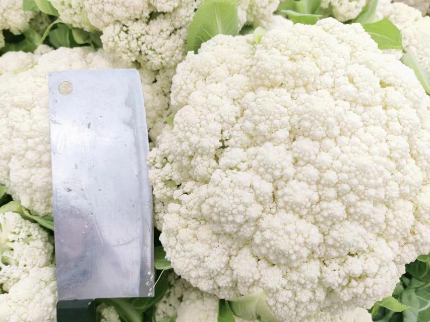 雪岭一号菜花在市场中被消费者选购