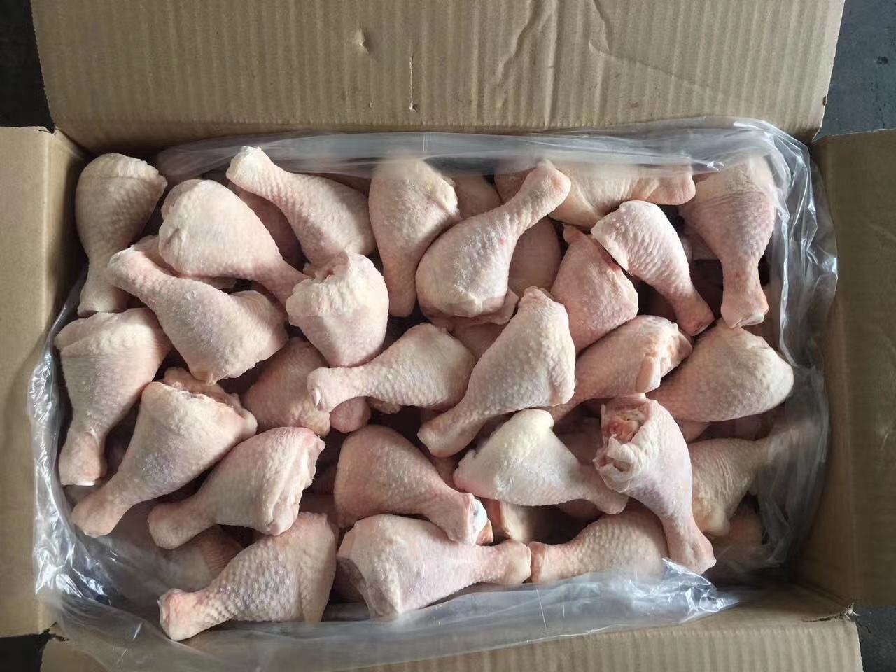 两张并列图片,左侧为新鲜鸡腿:表皮完整、肉色鲜红、表面干燥;右侧为不新鲜鸡腿:肉色发暗、表面黏腻、有黄色渗出液,背景为厨房操作台 鸡腿新鲜与变质对比图