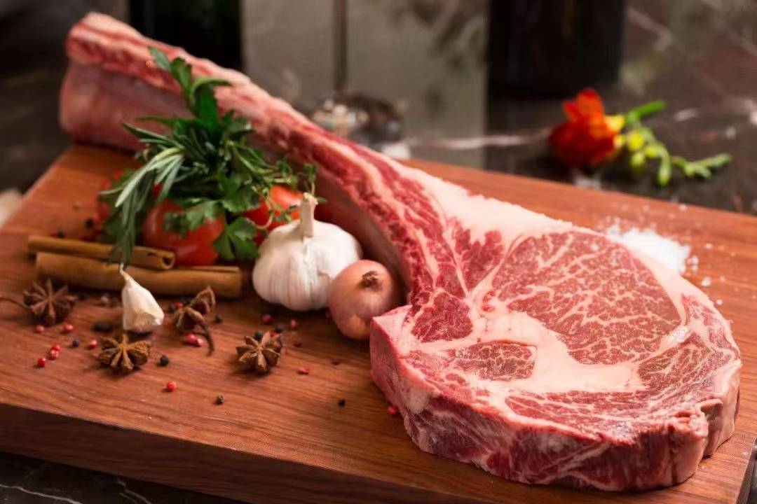 锅中牛肉与子姜、大蒜正在翻炒，香气扑鼻，色泽诱人