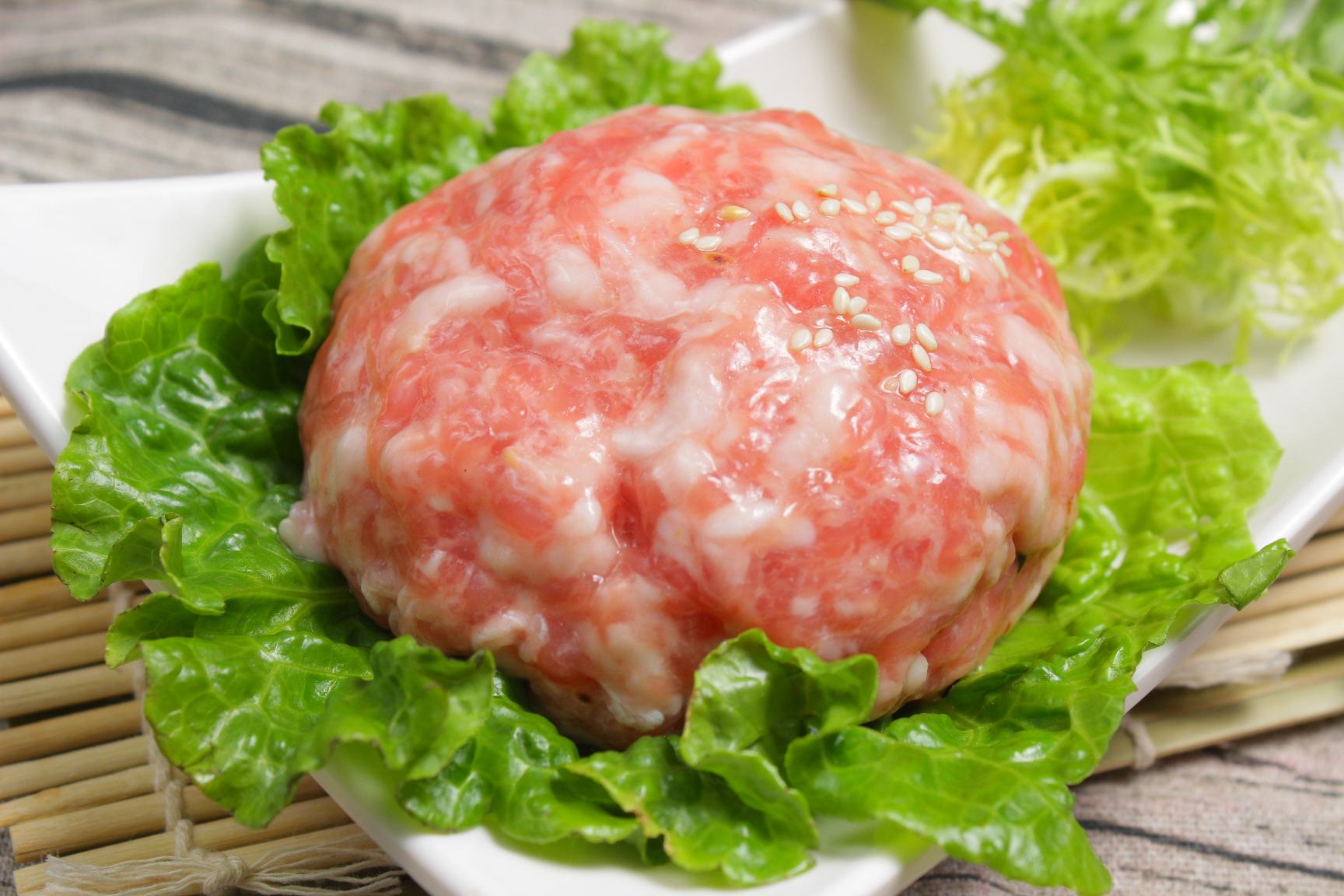 俯拍高清图:6枚翠绿罗马生菜叶呈花瓣状铺开,每片包裹淡粉色鸡茸,表面撒极细姜末与白芝麻;背景为浅灰亚麻布,左下角标注'单份磷<120mg | 钠<80mg' 肾友版罗马生菜包鸡茸摆盘图