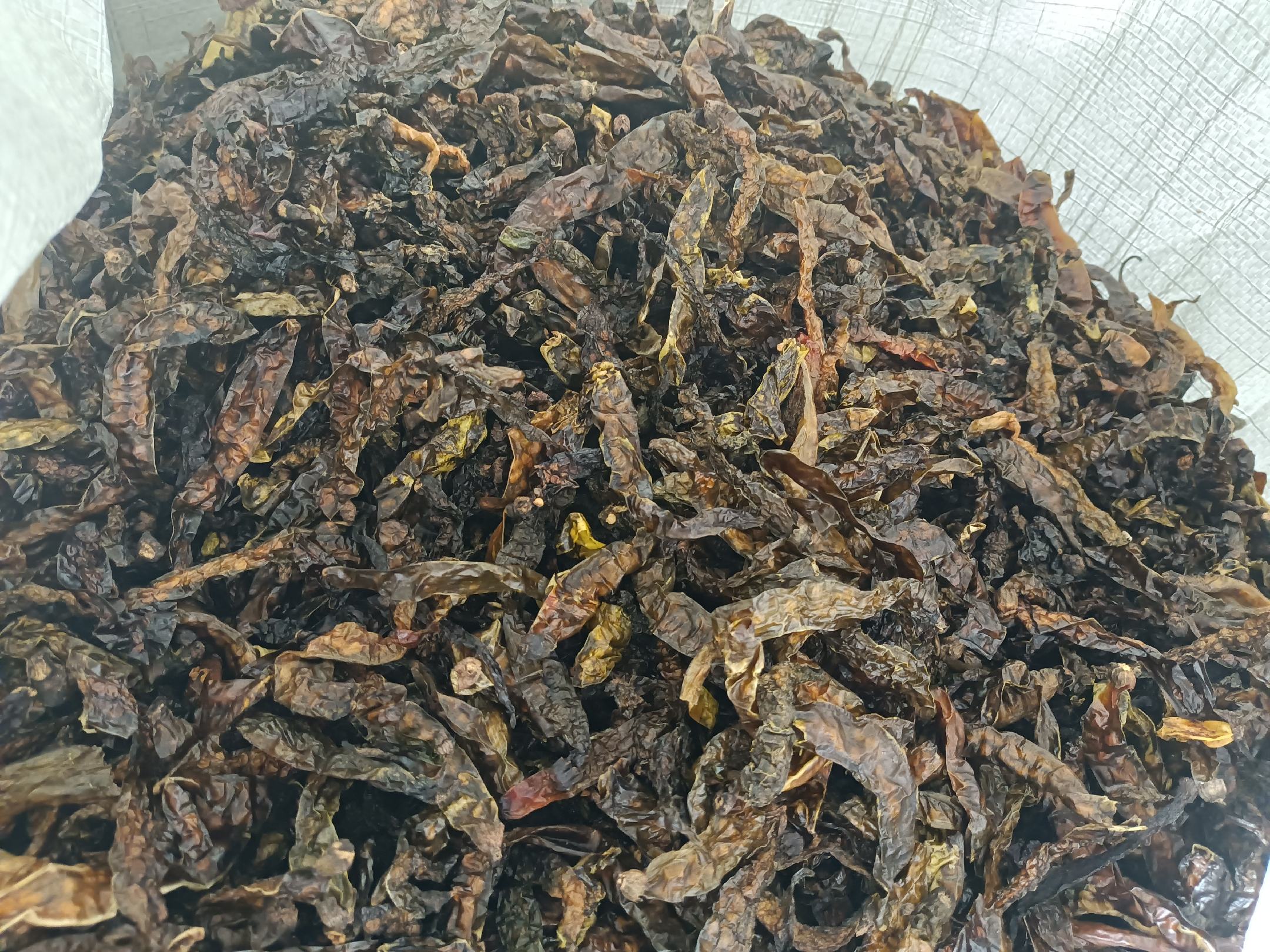 金塔红椒深加工产品矩阵:左侧为整干椒与切段椒,中部为深红色高流动性辣椒油,右侧为ASTA色价检测报告与SC食品生产许可证特写 金塔红椒深加工产品矩阵:左侧为整干椒与切段椒,中部为深红色高流动性辣椒油,右侧为ASTA色价检测报告与SC食品生产许可证特写