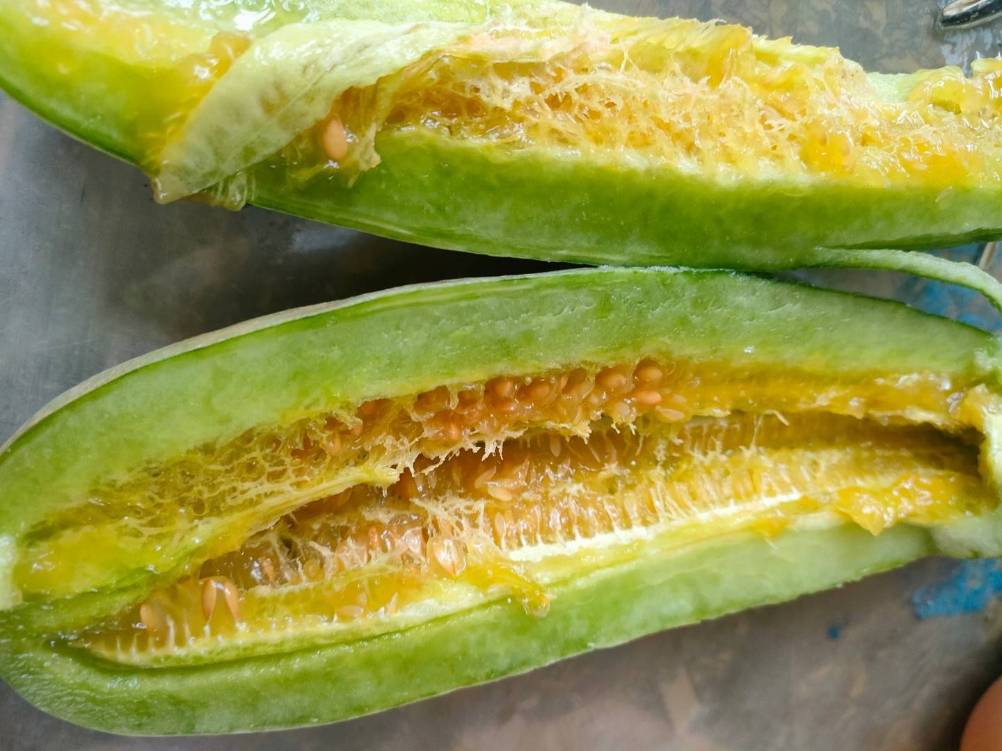 羊角蜜甜瓜切开后的果肉状态