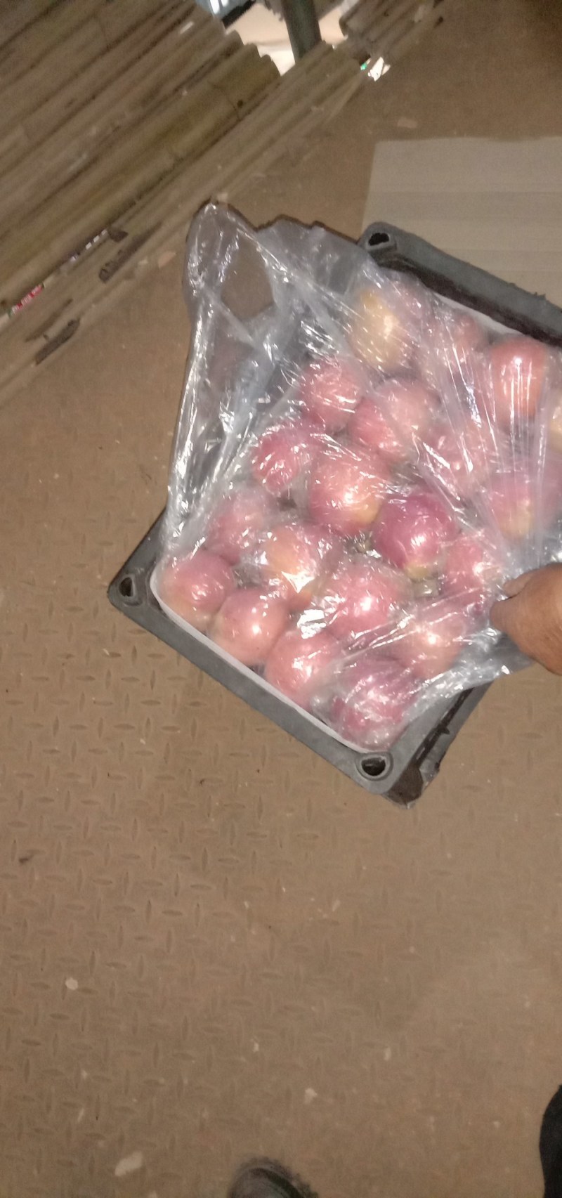 纸加膜红富士，颜色好看，个头大，口感甜，货源充足，