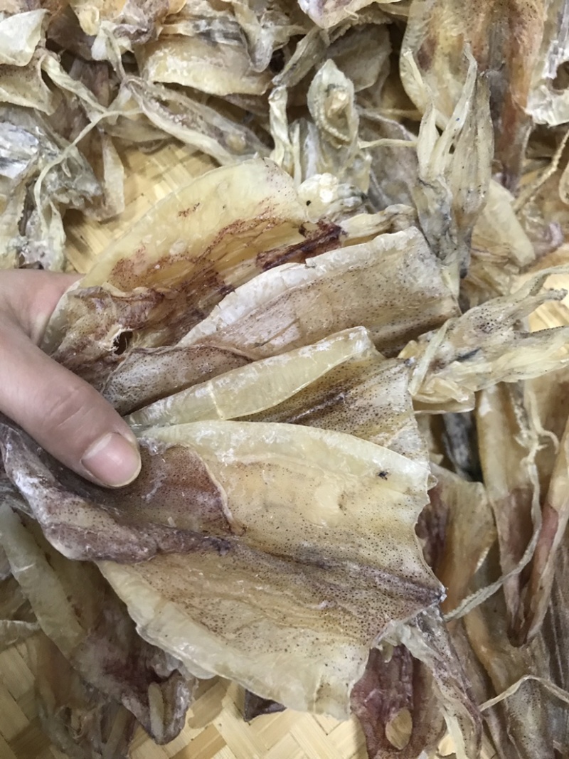 鱿鱼干船上吊晒鱿鱼干纯淡干足干鲜甜美味