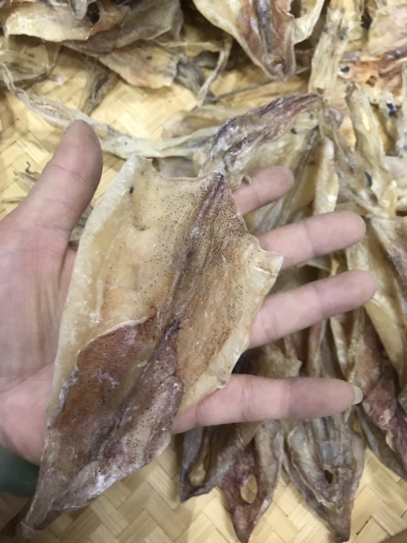 鱿鱼干船上吊晒鱿鱼干纯淡干足干鲜甜美味