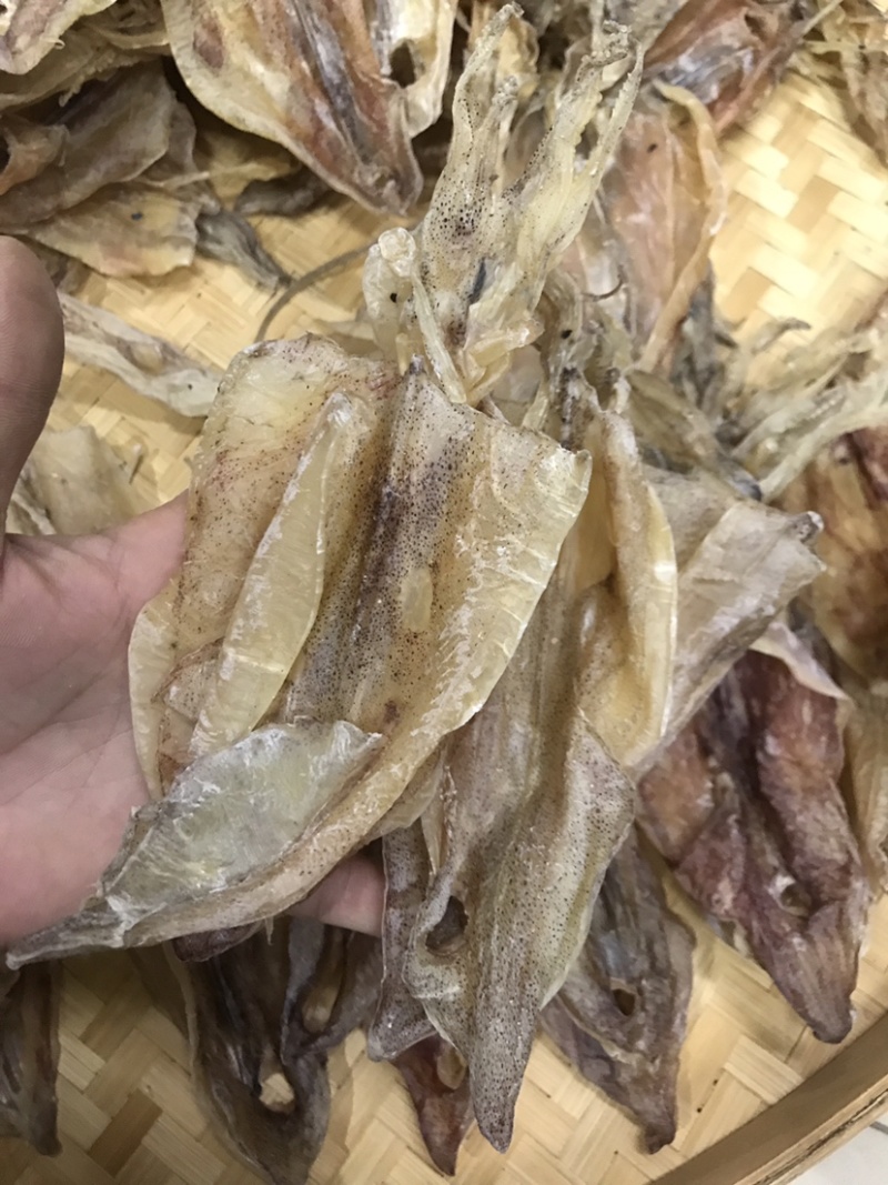 鱿鱼干船上吊晒鱿鱼干纯淡干足干鲜甜美味