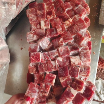 牛肉粒，不碎不散，水分小质量好，各种规格可定做代加工贴牌