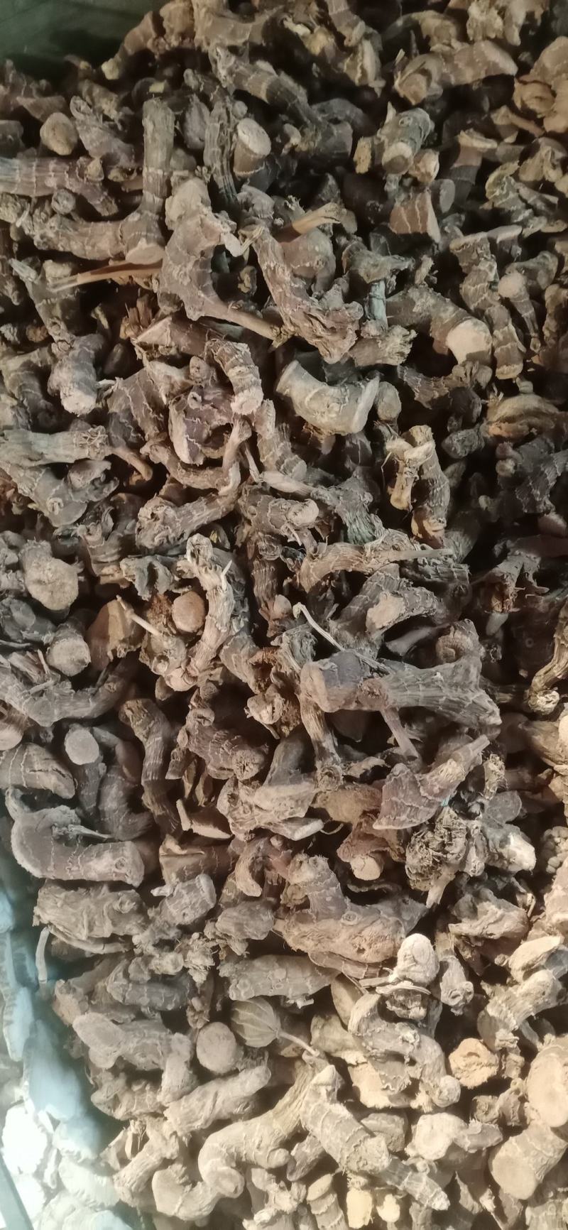 【高良姜】个片，产地中药材批发.质量保证规格齐全.