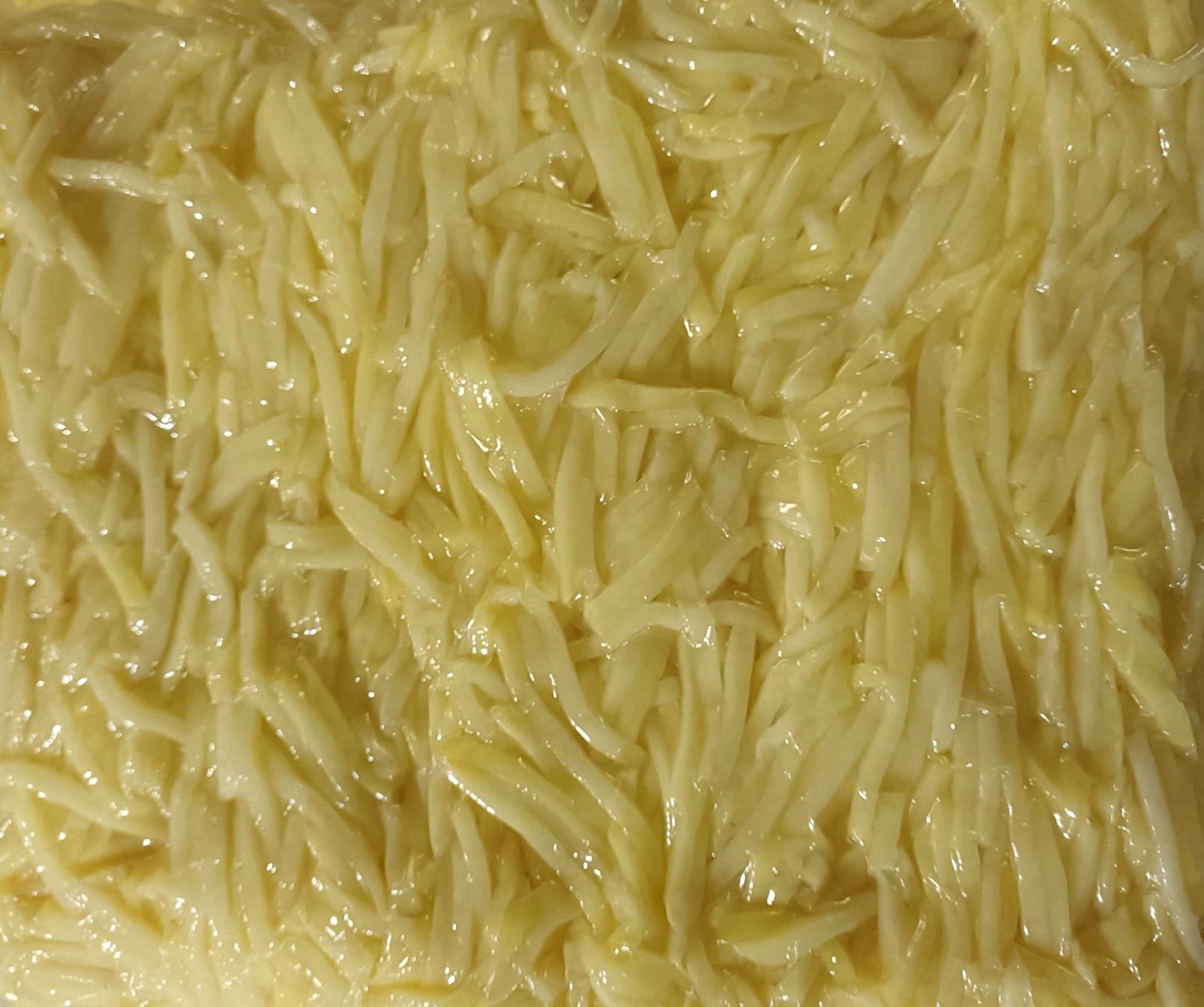 展示紫甘蓝和黄瓜清洗后的切丝状态,旁边放有蒜末和辣椒等配料 紫甘蓝和黄瓜凉拌食材准备图