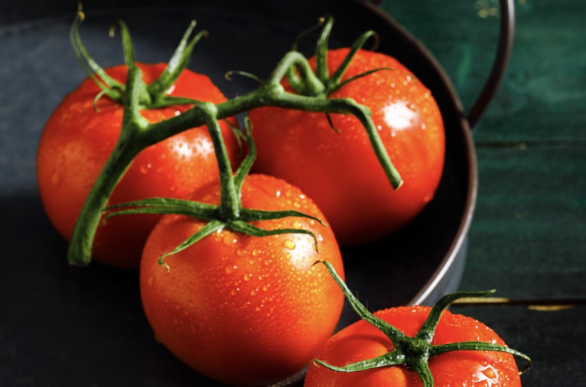 饭后食用新鲜红润西红柿