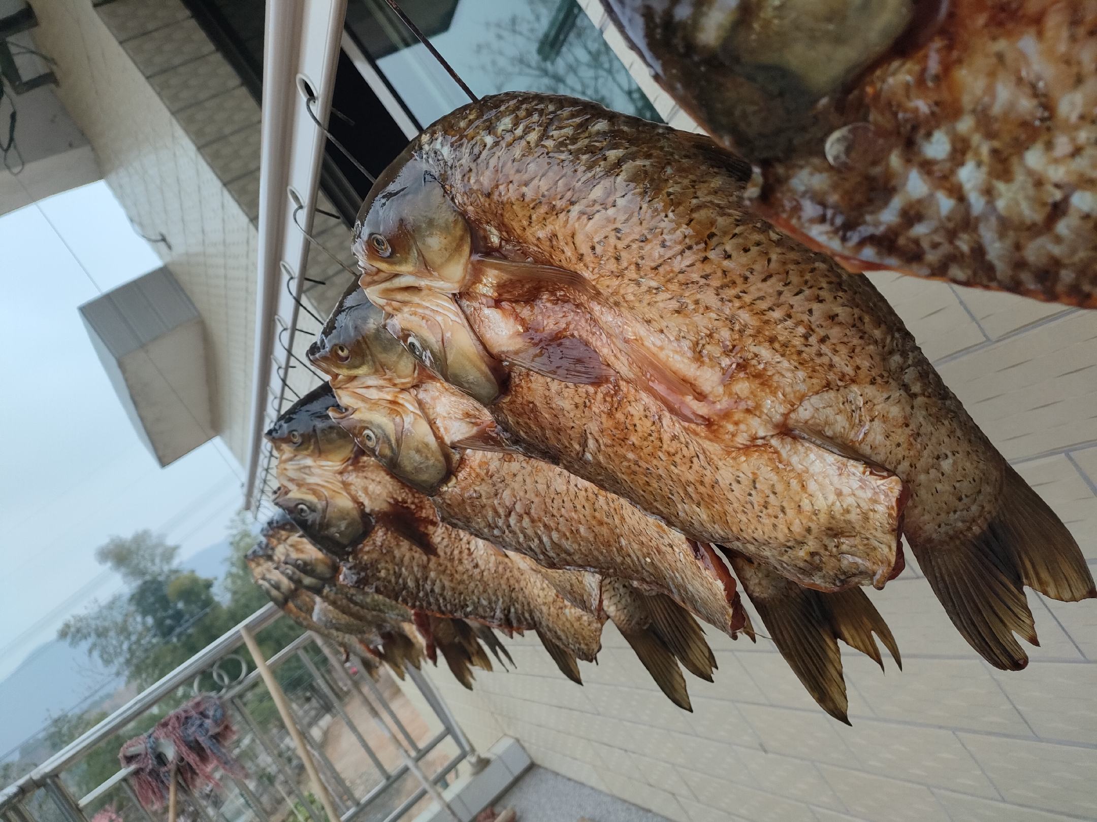 胚胎移植后女性在厨房准备食材