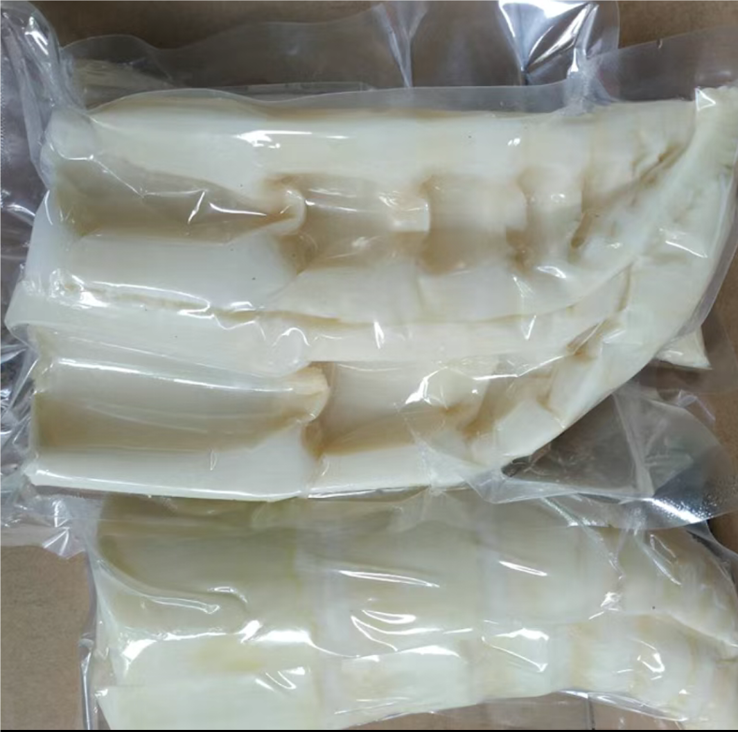 新鲜蓝竹笋去皮清洗后的状态,展示其洁白嫩芯 蓝竹笋处理图