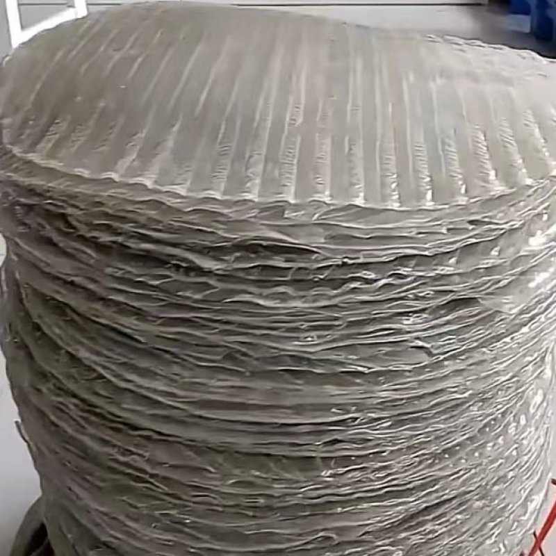 粉皮采用优质红薯淀粉精纯工艺制作而成无尘车间生产室内烘干