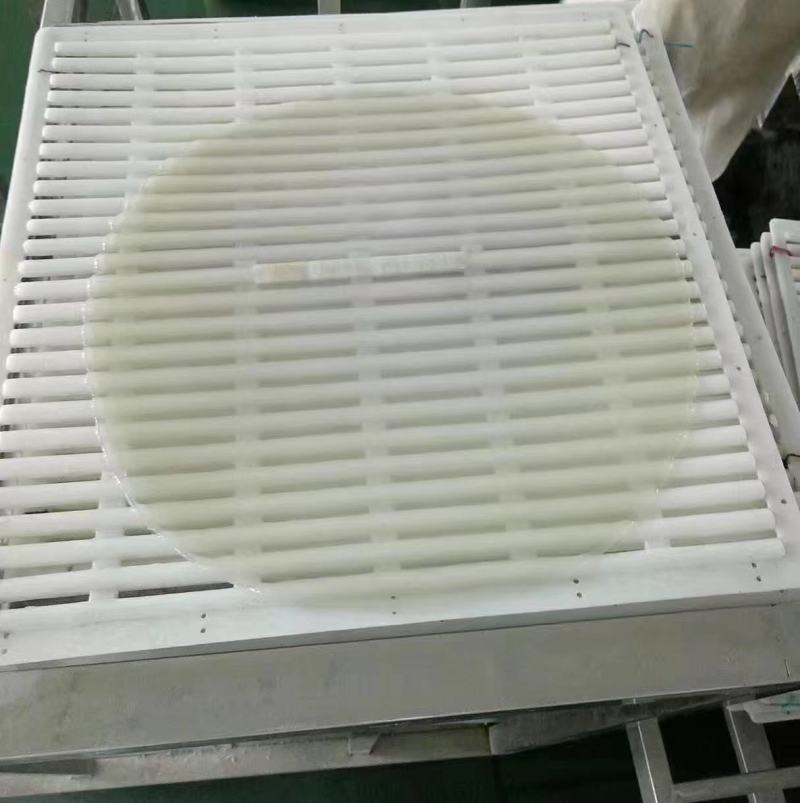 粉皮采用优质红薯淀粉精纯工艺制作而成无尘车间生产室内烘干