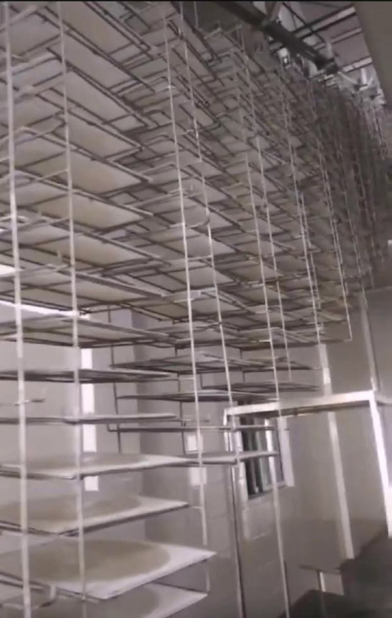 粉皮采用优质红薯淀粉精纯工艺制作而成无尘车间生产室内烘干