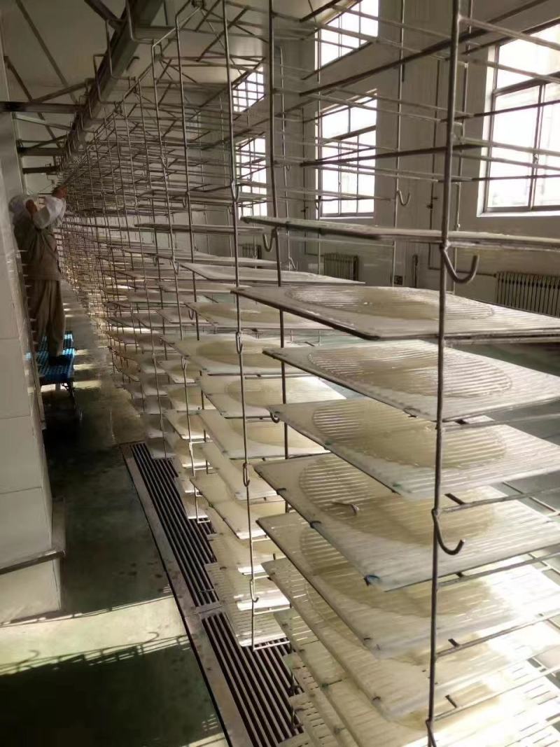 粉皮采用优质红薯淀粉精纯工艺制作而成无尘车间生产室内烘干