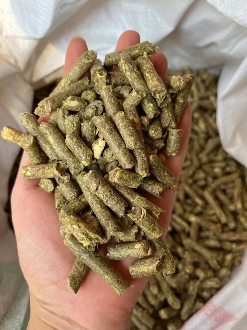 花生秧颗粒料，牛羊马专用颗粒料