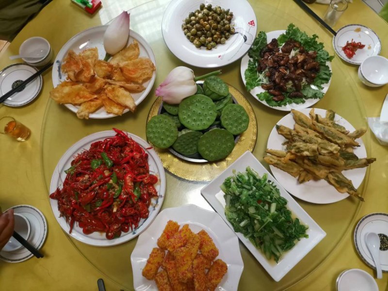 磨盘莲，山东省鱼台县莲蓬，又脆又甜，产量高。