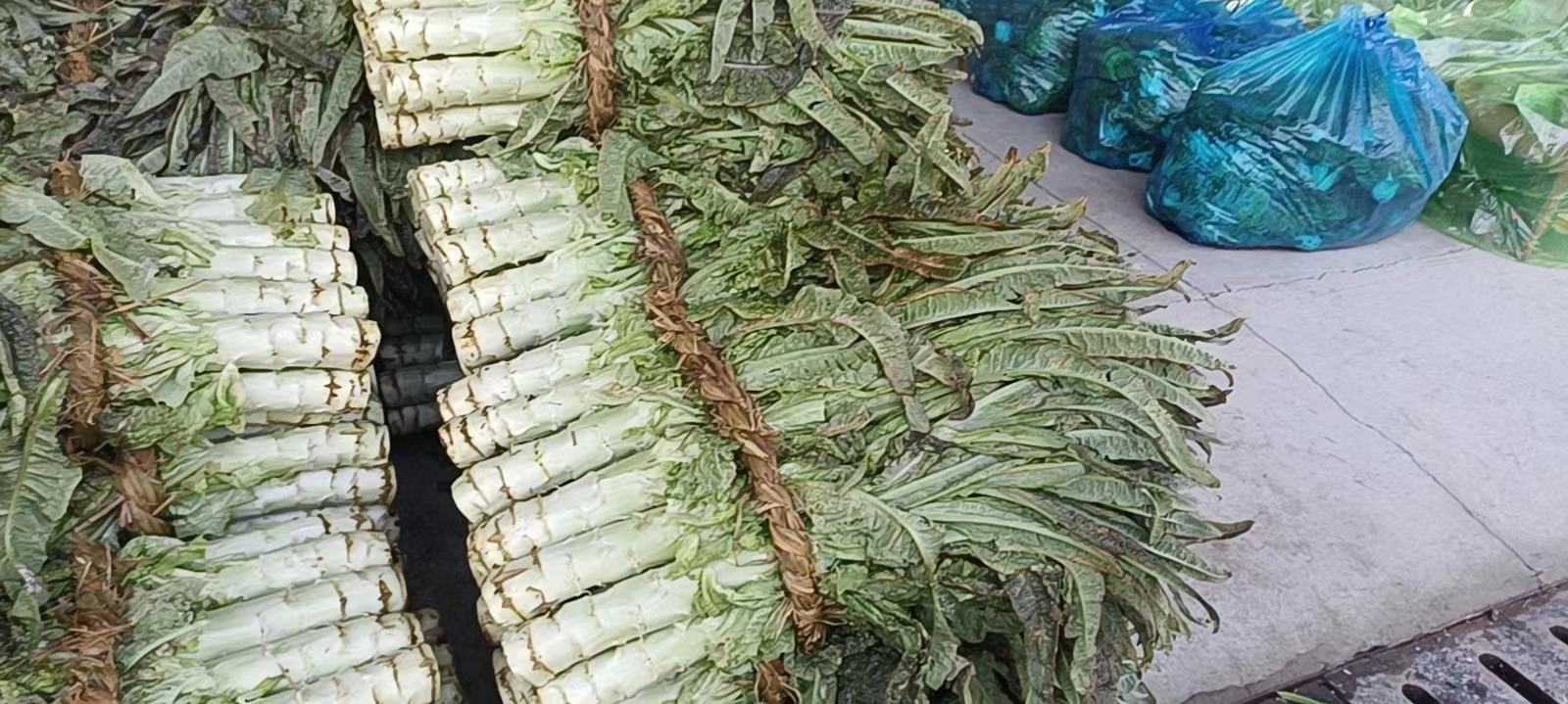 莴苣与猪肉丝分别处理完成