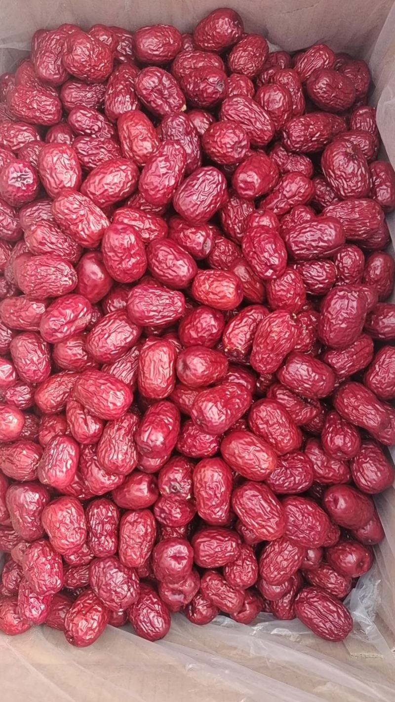 新疆特产。一级红枣，干度好，颜色漂亮，薄皮肉厚，量大从优