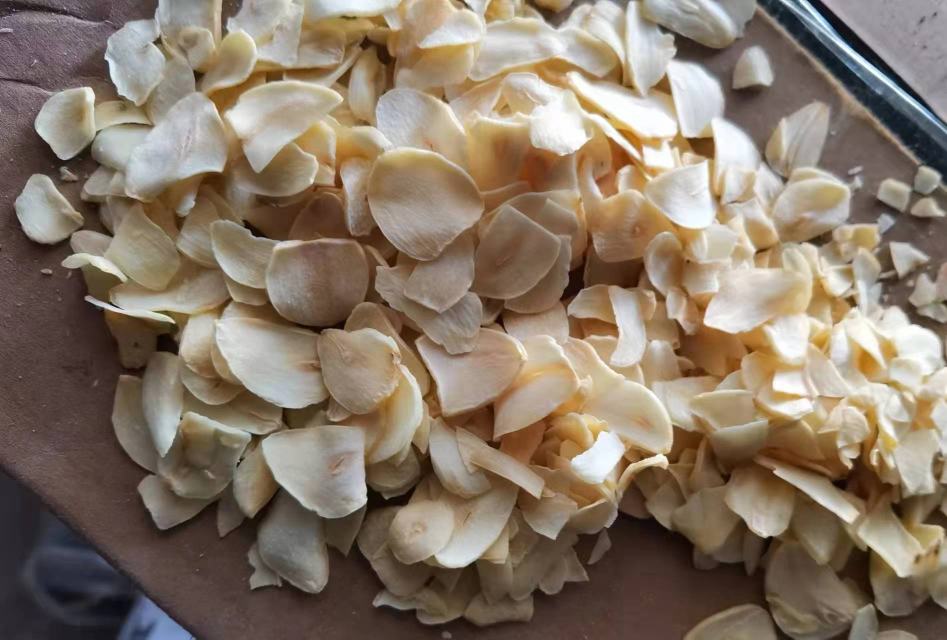 蒜片在冷油中慢炸