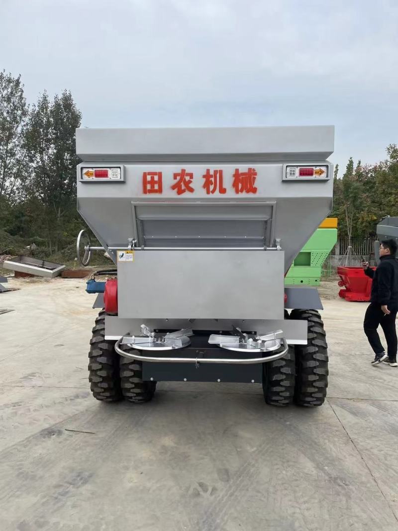 施肥机撒肥机撒粪车扬粪车供应牵引式农用大型撒肥车