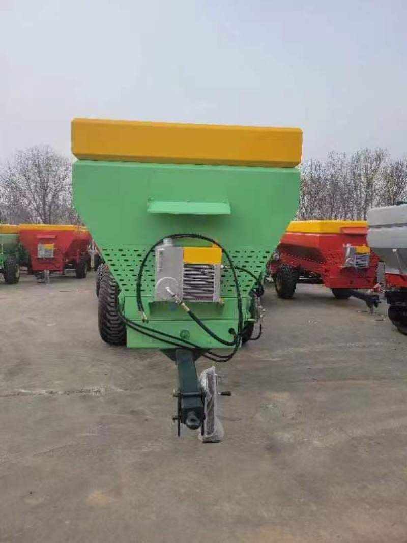 施肥机撒肥机撒粪车扬粪车供应牵引式农用大型撒肥车