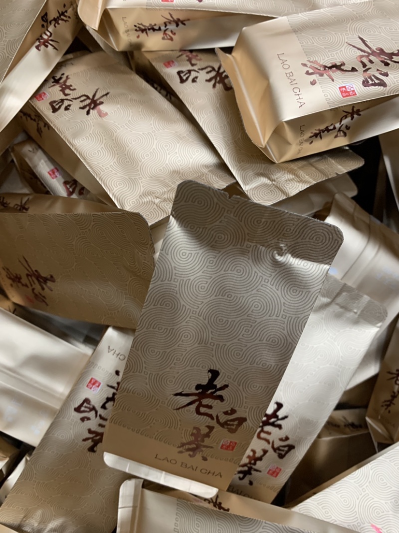 高山老白茶有需要的朋友请联系我陈香味足好喝，适合当口粮茶