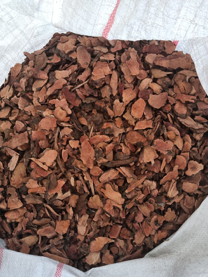 红肉土茯苓干片小碎片，原产地直供。价格美丽