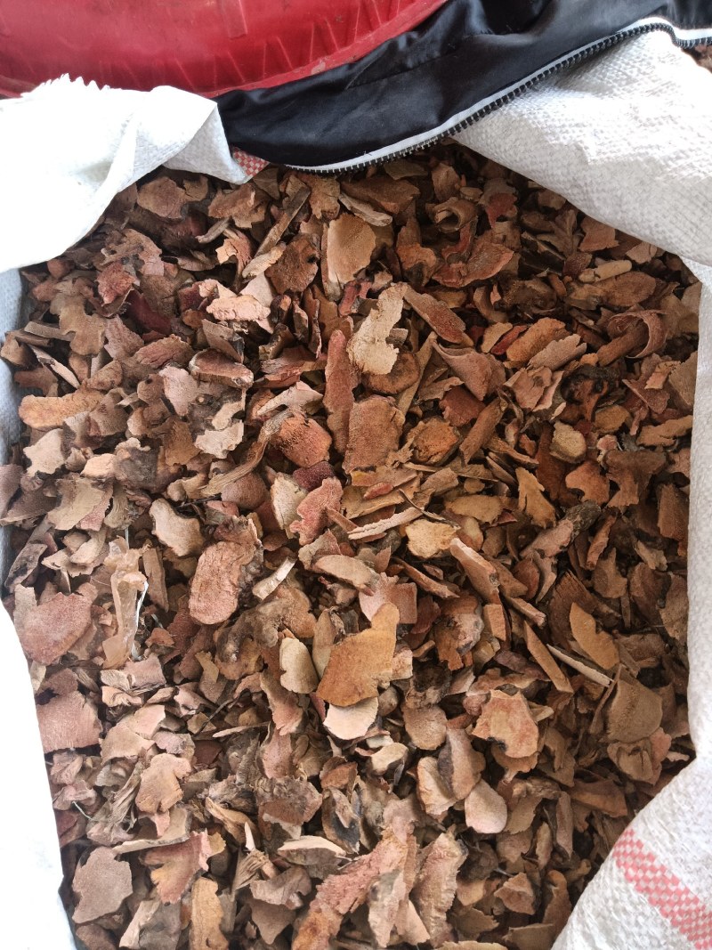 红肉土茯苓干片小碎片，原产地直供。价格美丽
