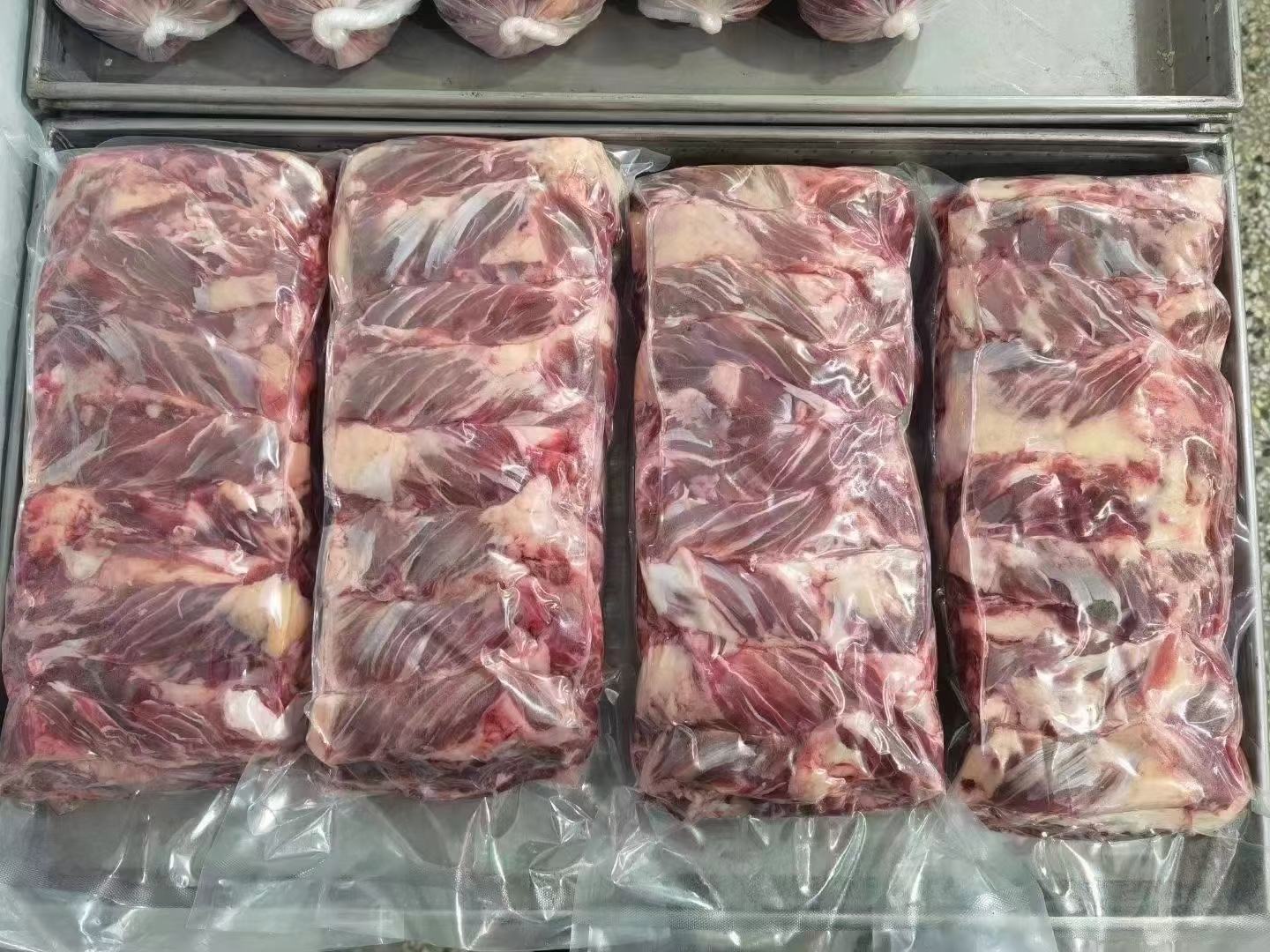 西门塔尔牛肉在超市货架上展示
