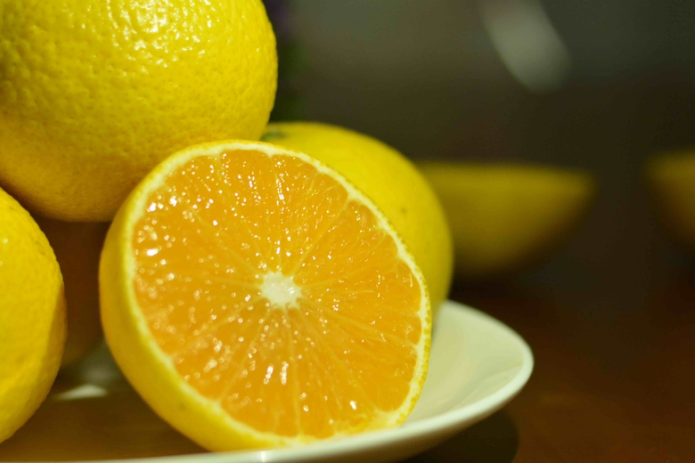 柚子和柑橘切开对比图