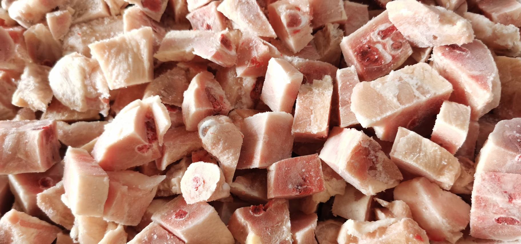 一张展示鸡腿横切面的高清图片,显示肌肉纹理与脂肪分布;旁边配有柱状图对比鸡腿与鸡胸的蛋白质、脂肪、铁含量差异;背景为厨房操作台,左侧摆放新鲜鸡腿,右侧为营养标签数据表 鸡腿营养成分分析图