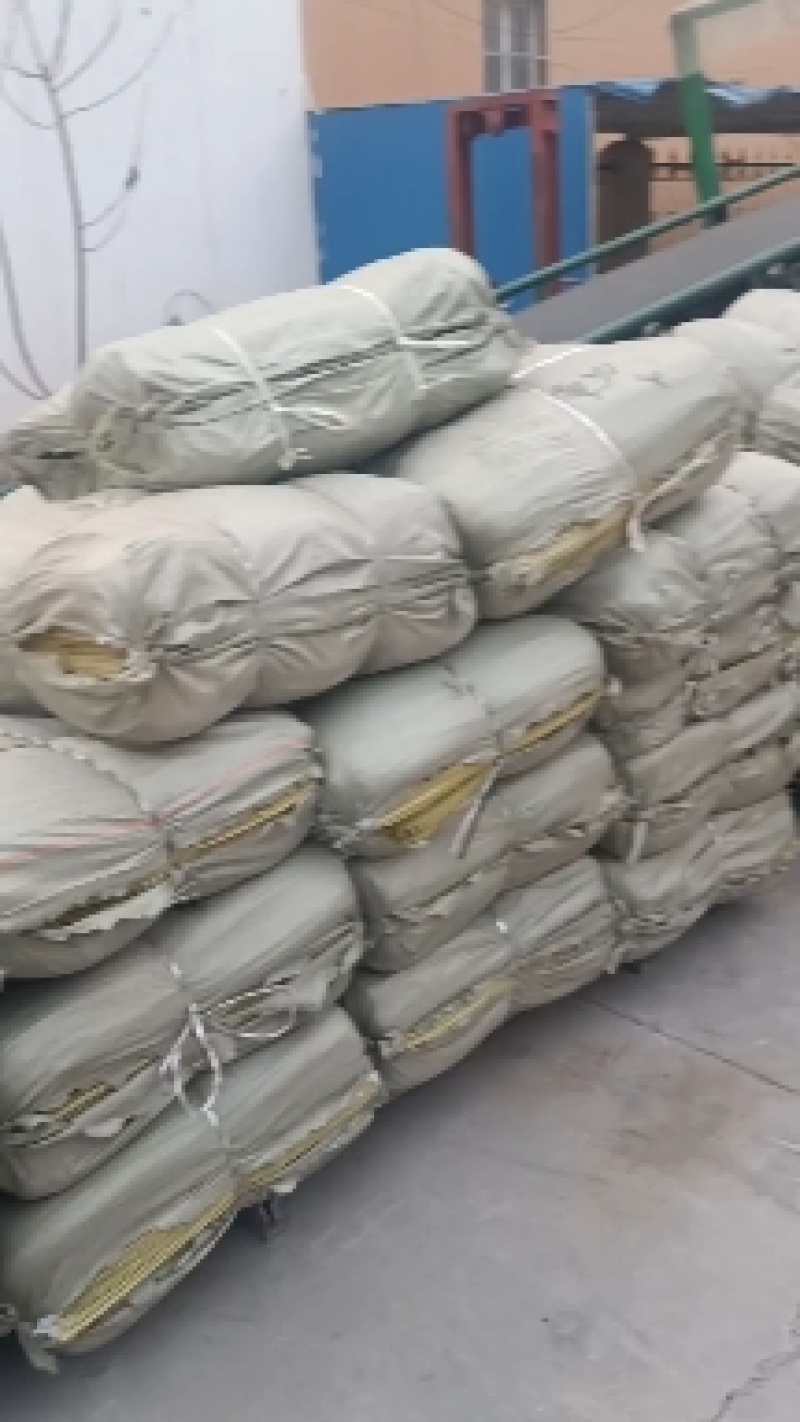 我厂生产各种规格编织袋，型号齐全颜色品种不一样！