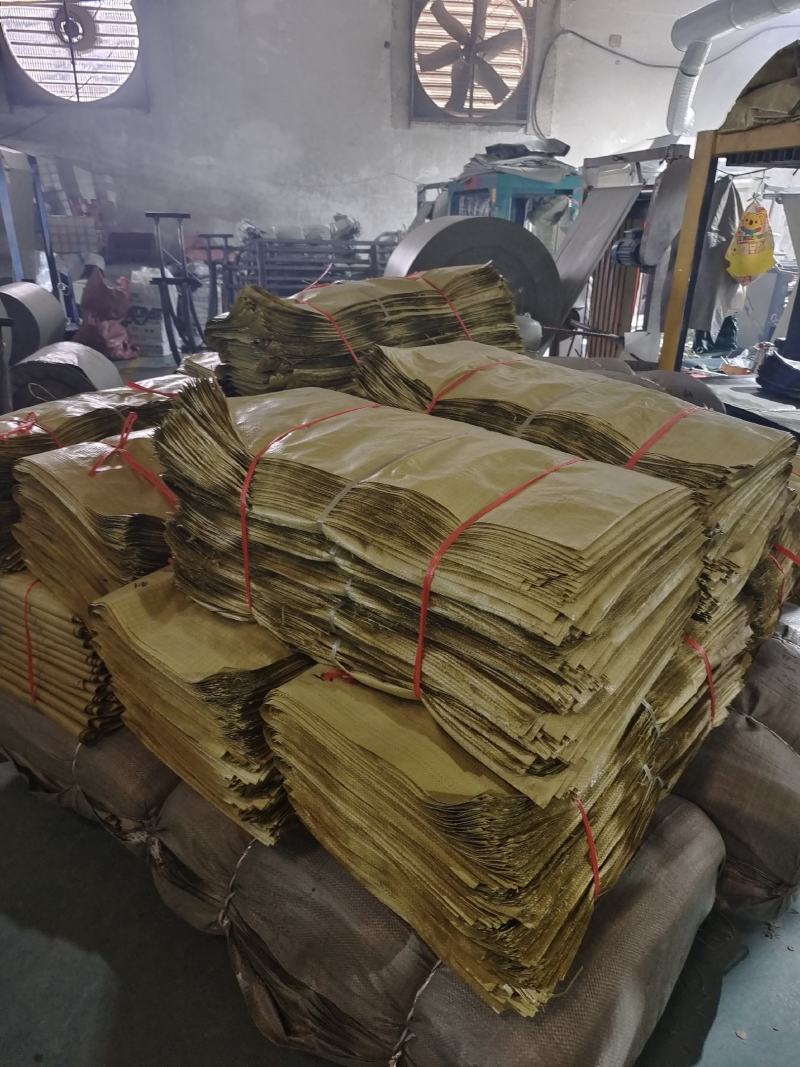 我厂生产各种规格编织袋，型号齐全颜色品种不一样！
