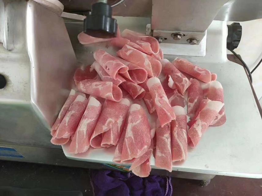 酸汤肥牛炖煮过程