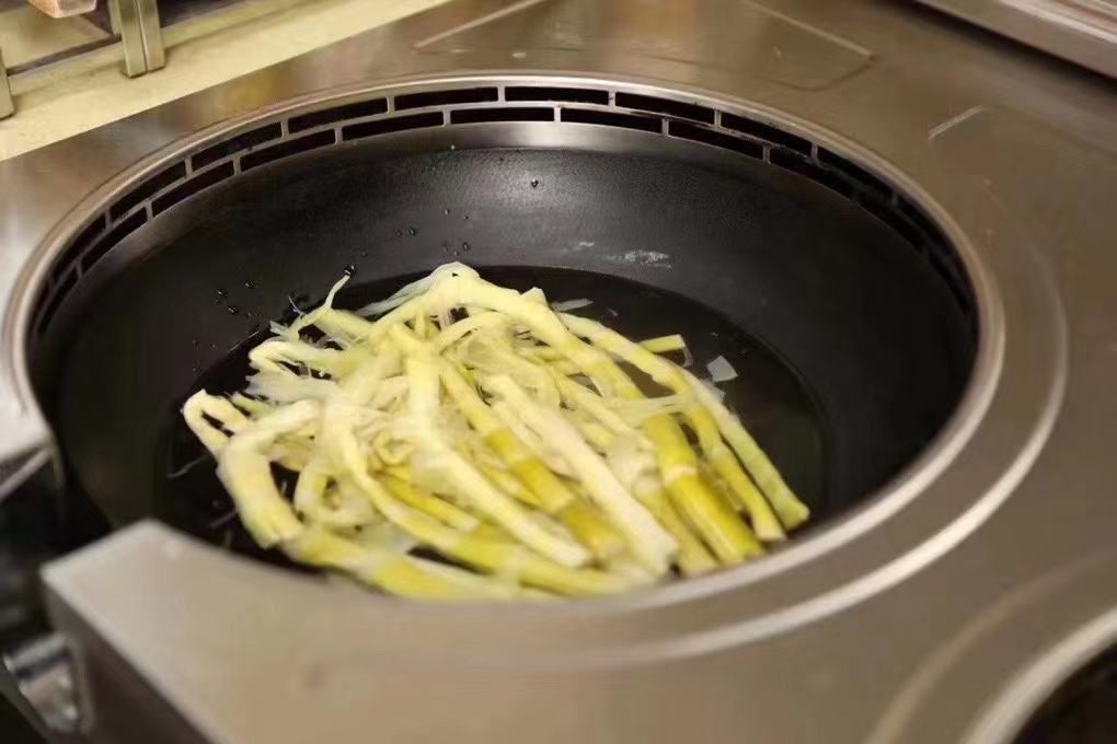 炒鲜竹笋翻炒过程图