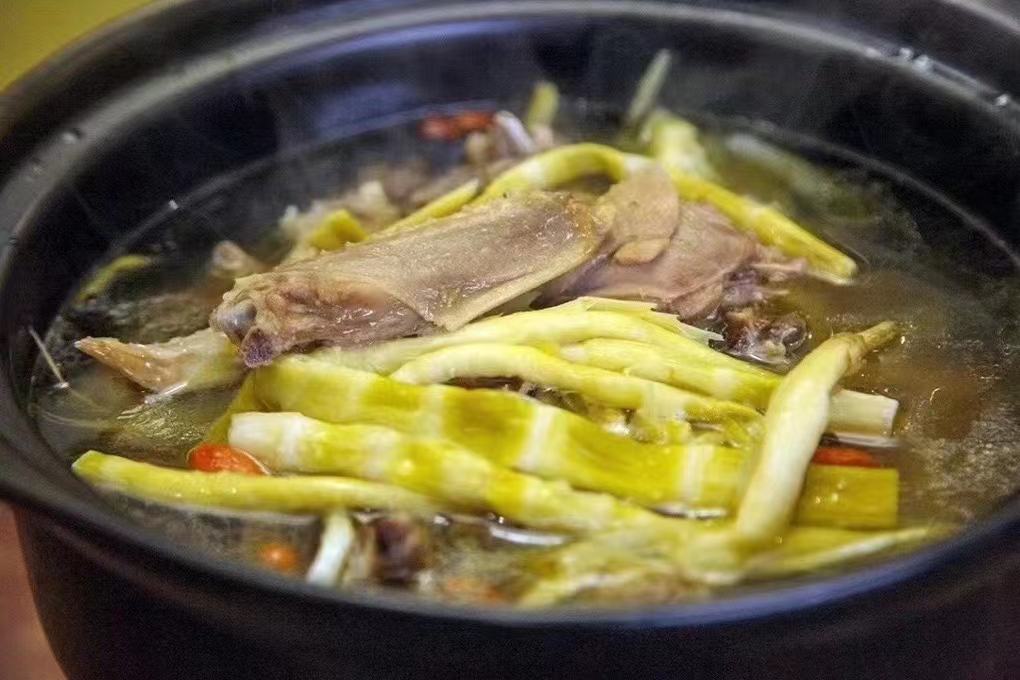 老母鸡炖竹笋汤品特写