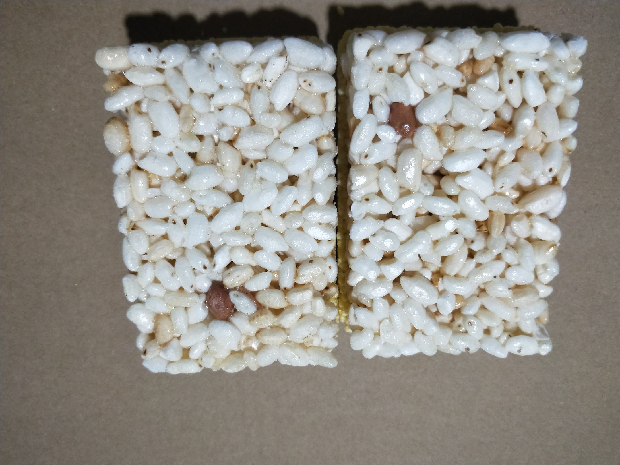 蜂蜜桂花花生成品图,表面覆盖金色蜂蜜光泽,点缀着桂花和芝麻 蜂蜜桂花花生成品图