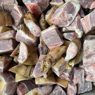 烟熏据腊猪脚粒(腊肉香肠源头工厂一手货源量大从优)