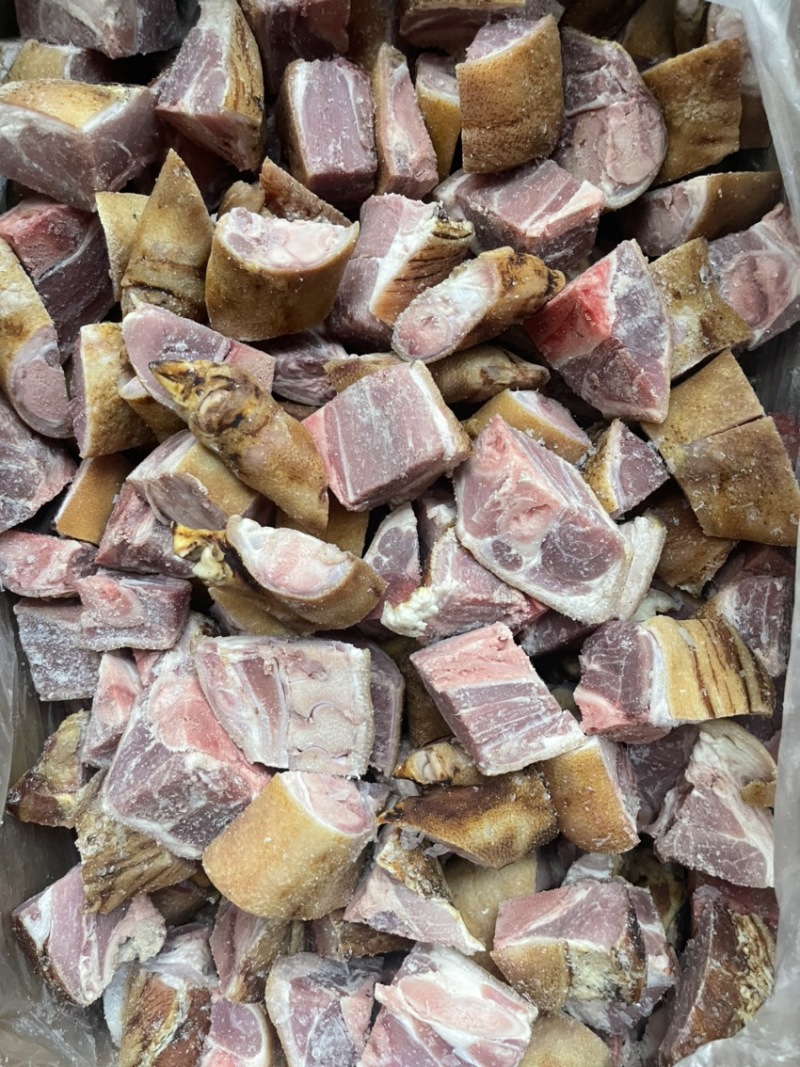 烟熏据腊猪脚粒（腊肉香肠源头工厂一手货源量大从优）