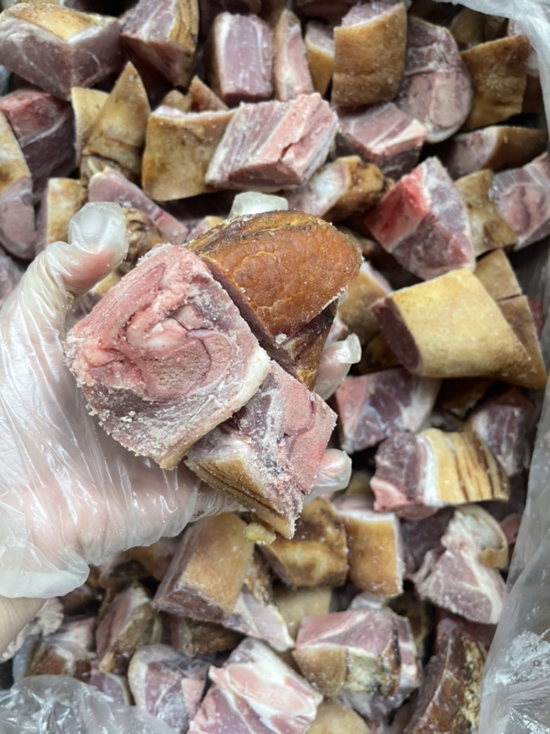 烟熏据腊猪脚粒（腊肉香肠源头工厂一手货源量大从优）