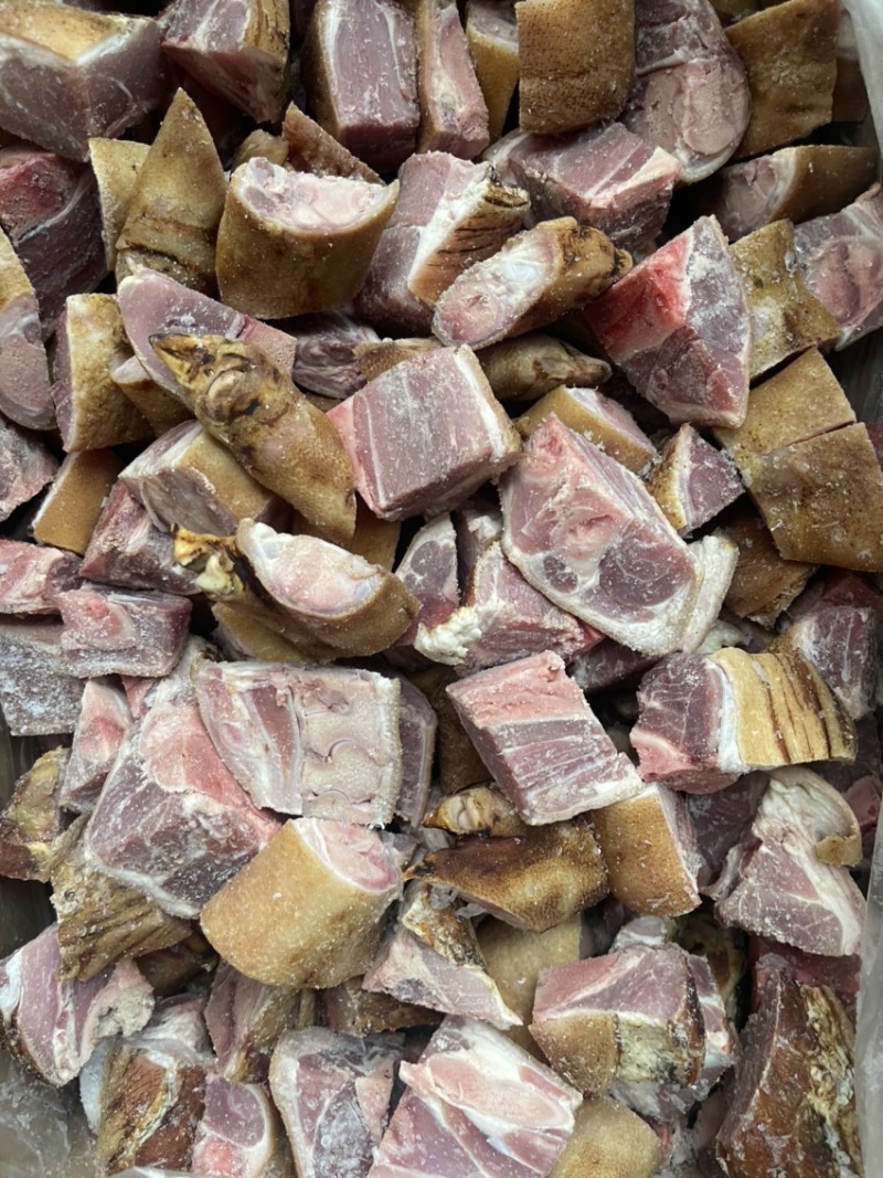 烟熏据腊猪脚粒（腊肉香肠源头工厂一手货源量大从优）