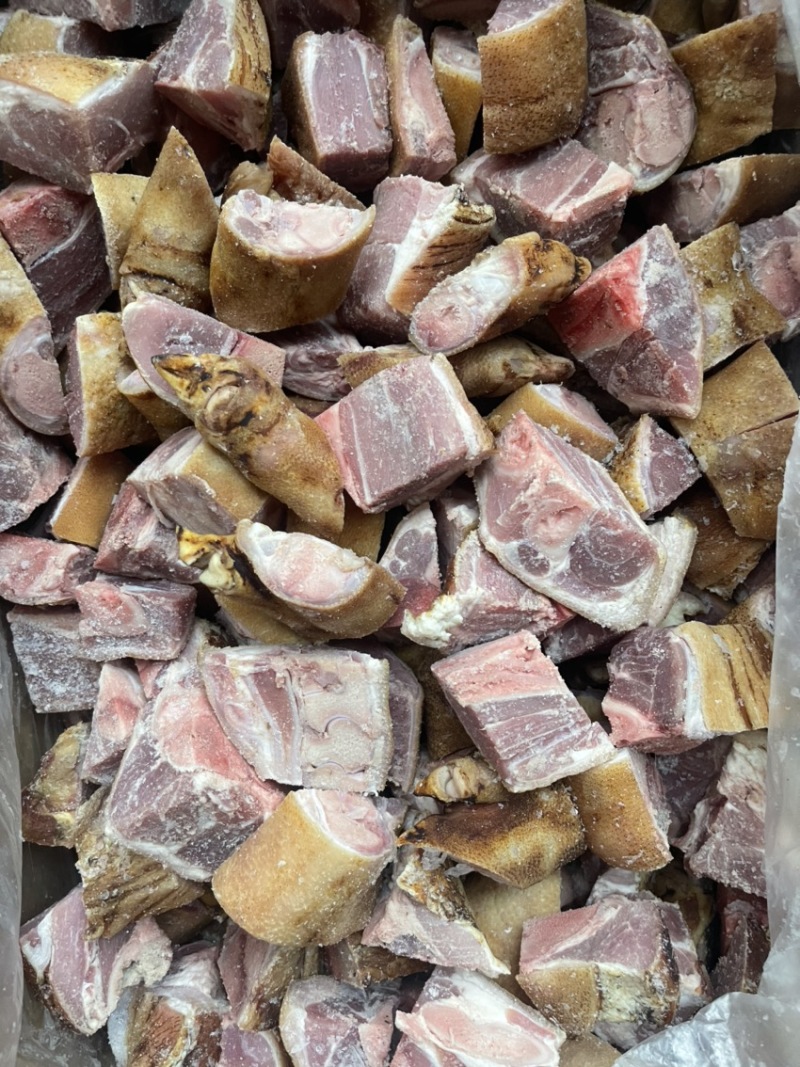 烟熏据腊猪脚粒（腊肉香肠源头工厂一手货源量大从优）